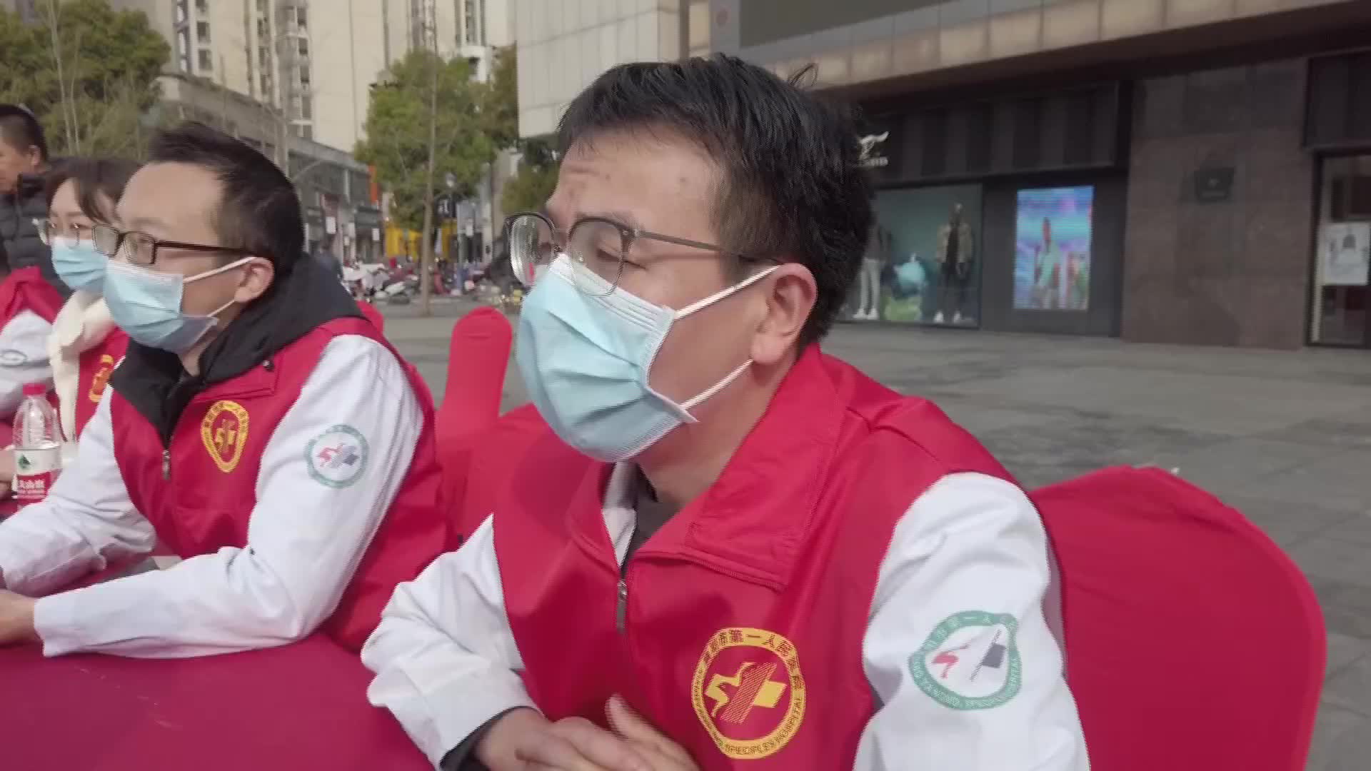 【帮女郎】【学习雷锋好榜样】市一医院：博士“服务团” 健康送基层